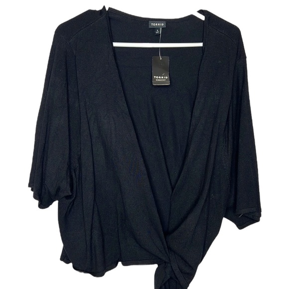 🆕 NWT Torrid Solid Black Wrap Short Elbow Wide Sleeve Top - Picture 1 of 8